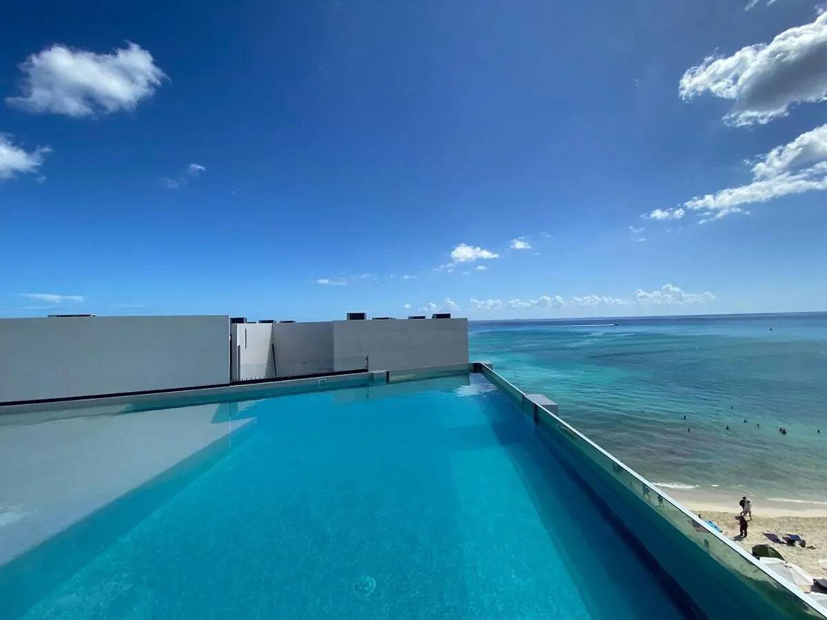 Ocean Front! Amazing Rooftop Pool, Walk To Fifth! Playa del Carmen Apartment