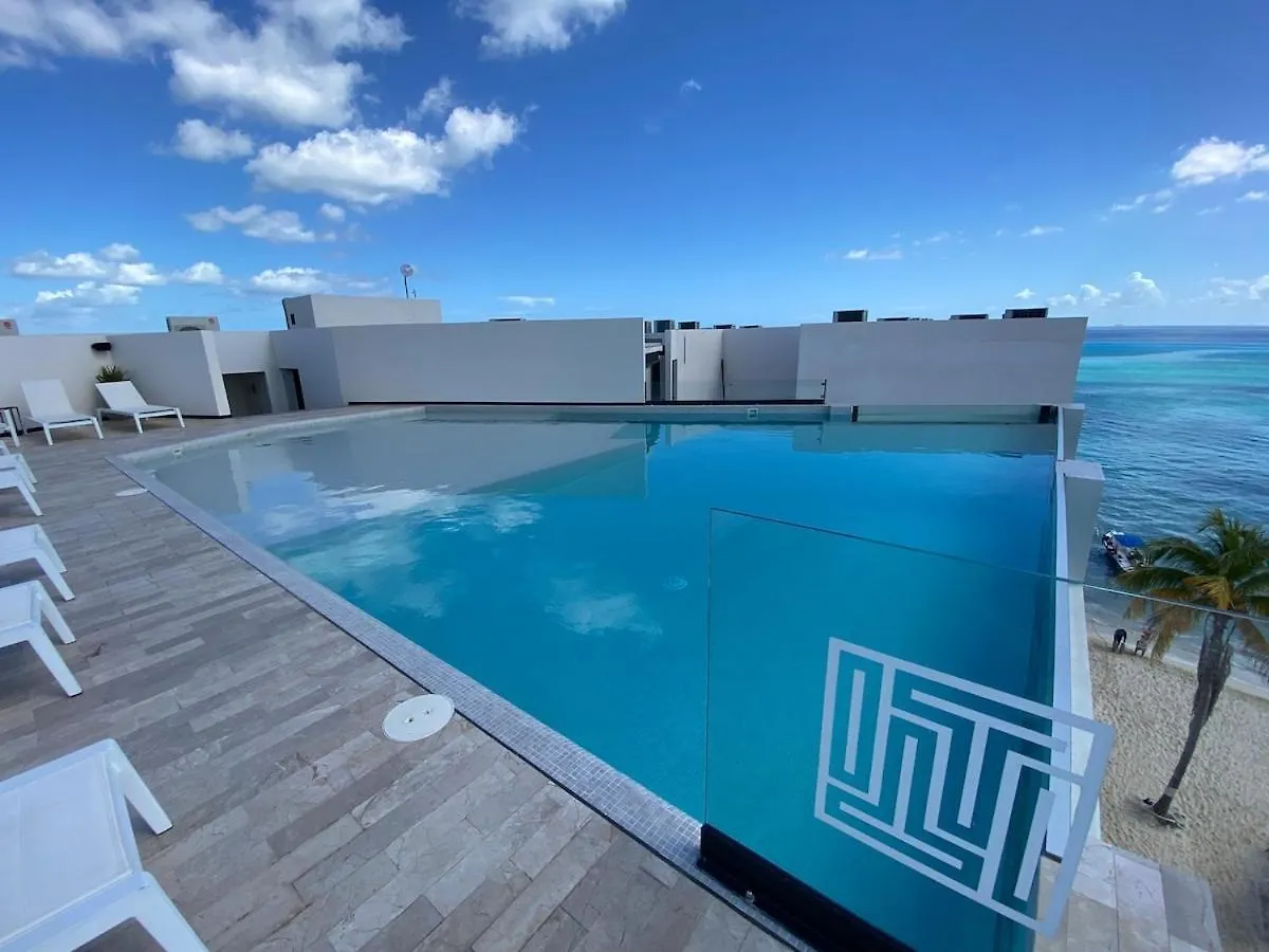 Ocean Front! Amazing Rooftop Pool, Walk To Fifth! Playa del Carmen Apartment