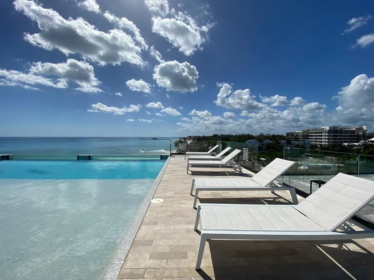 Ocean Front! Amazing Rooftop Pool, Walk To Fifth! Playa del Carmen Apartment