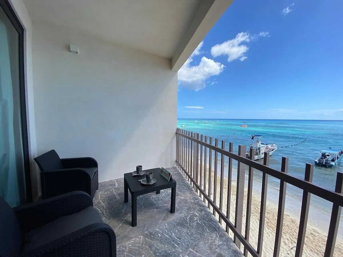 Ocean Front! Amazing Rooftop Pool, Walk To Fifth! Playa del Carmen