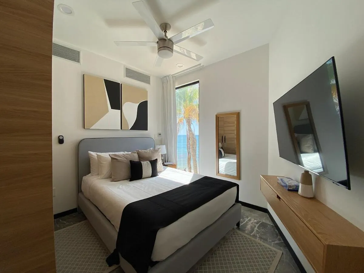 Apartment Ocean Front! Amazing Rooftop Pool, Walk To Fifth! Playa del Carmen